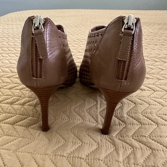Tahari lattice work heel with stacked heel (3 3/4-4”), in tan, back zip, size 9 - Picture 3 of 10